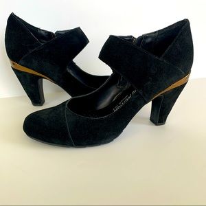 Kenneth Cole Reaction 
“Spicy Juice” Suede Mary Jane Excellent Condition Size10